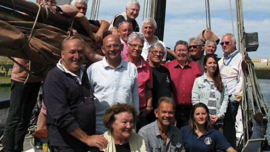 Port-Tudy,  bord du  Corbeau des Mers , Dominique Yvon, le maire (au fond, chemise rouge) et son adjoint, Thierry Bihan (au centre, accroupi), ont rejoint la dlgation d'officiels, participant  une sortie  Groix,  l'invitation de l'quipage du bateau.